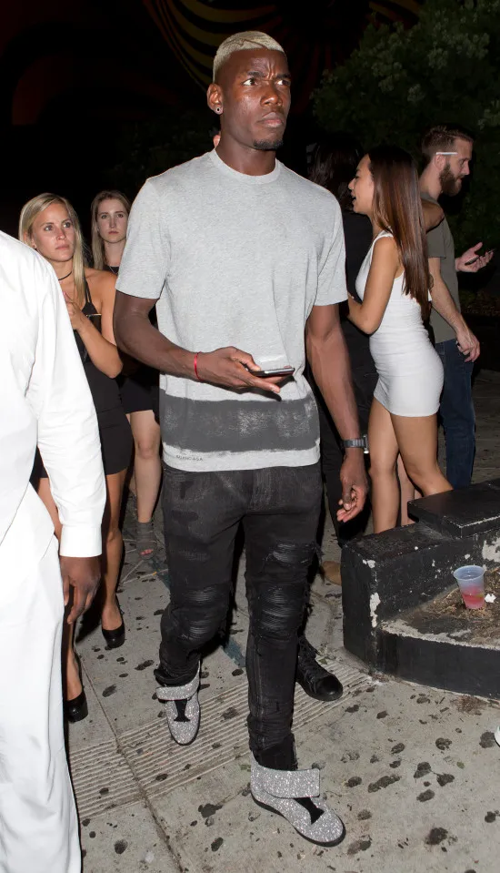 Paul Pogba đang "cháy hết mình" trong những bữa tiệc sang trọng.